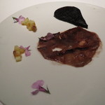 フロリレージュ - 豚の鼻のスライス、リナリアの花を添えて　ブーダンのピュレと1