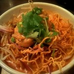 バンセーン アロイチンチン - 揚げ麺の上に骨付きの手羽元　パクチーも彩りで