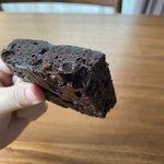ベイク ルーム - RUMRAISIN BROWNIE ブラウニーのラムレーズン入り！ラム酒きいてる！大人ブラウニーです！しっとり、ほろほろ。