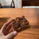 ベイク ルーム - PECANWALNUTS BAR ベッタベッタのピーカンナッツバー！大好き！ネチョネチョ歯にくっつくキャラメルヌガー感が大好き！ピーカンナッツとクルミのナッツの苦味も美味しい！