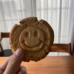 ベイク ルーム - PEANUT BUTTER COOKIE にっこりマークのピーナツバタークッキー。もっちり食感。ピーナツの香りとツブツブが美味しい！これもまた、食べたいやつー！