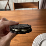 ベイク ルーム - OREO サクサク軽い自家製オレオ！中のクリームとホロ苦ココアクッキーがベストマッチ！小粒ながら侮れない存在感。市販のオレオより軽くて、美味しい！