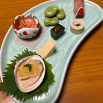 日の出 - 口取 蛤のとびこ添え、酒盗チーズ、帆立と明太子の和え物、蓬麩、そら豆、蟹の湯葉巻き、、生ハムとトマト