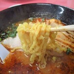 Miso Ramen Kuroishite Tsu Mandou - 麺は縮れの強い平打ちタイプ