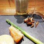 リョウリヤ ステファン パンテル - サーモンと白ボトル