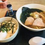 sunday（山形大学付属病院食堂） - 醤油ラーメンとミニ月見山かけ丼