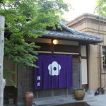 Soba Saryou Sawashou - 玄関。暖簾の紋はおなじみのあの形。