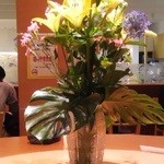 ドトールコーヒーショップ - 大きい円形テーブルの真中に、お花がステキですねぇ♪