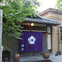 そば茶寮 澤正 - 玄関。暖簾の紋はおなじみのあの形。