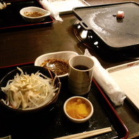 牛幸 本店 - 右奥の鉄板でハンバーグを焼きます♪最初は店員さんがやってくれますよ。