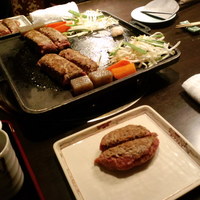 牛幸 本店 - ハンバーグ。焼き加減は自分で加減できます。しかしひき肉は良く焼きましょう♪