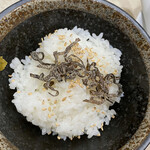 Men Ha Ten Ni Ari - 追い飯120円。
                        ラーメンスープを入れてお好みでワサビを溶いて食べます。