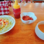 レッドピーマン - サラダと ナゲットと スープ