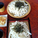 手打うどんあたご - 料理写真:ざるうどん大盛と普通(テーブルびしょびしょも味‼️(笑))