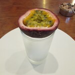 御影 ジュエンヌ - ヨーグルトのアイスクリームとパッションフルーツ