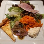 相変わらず度肝を抜かれるボリューム！1品1品存在感あるお料理がぎっしり、豪華な前菜盛り合わせ