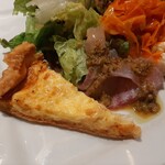 トロリとまろやかでクリーミーなずわい蟹と玉葱のキッシュ、プリッと肉厚な鯛には刻んだオリーブのイタリアン風ソース