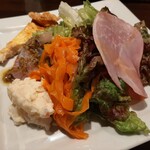 キャロットラペはビネガーの酸味に玉葱の旨味がマッチ、ゴロッとお芋の形を残したポテトサラダに大きなハムまで