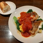 メインの鯛にイカや小海老、帆立までゴージャスな魚介のポアレ、ソースはクーリードオマール