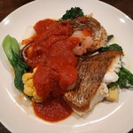 シエル ブルー - ドーンと迫力ある鯛の切り身が2切れも！オマール海老の殻や身を使ったトマトソースもどっさり