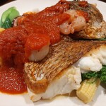 シエル ブルー - 香ばしく焼き付けた鯛のポアレは、皮目がこんがりカリッカリで身はふっくら分厚くしっとりホクホク