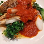 シエル ブルー - 食べ応え満点の鯛に、フルーティなトマトの甘味とオマール海老の旨味がほんのり、菜の花やチンゲン菜、カブなど野菜もゴロゴロ