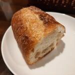 シエル ブルー - 温めて提供されるバゲットは表面がパリッパリ、中はしっとりむっちり小麦の自然な甘味