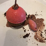 レストラン マノワ - ムニュールミエール５８０８円（総額）。いちご、ピスタチオ、ヴァローナチョコレートのマノワの球体。ワクワク。