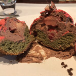 レストラン マノワ - ムニュールミエール５８０８円（総額）。いちご、ピスタチオ、ヴァローナチョコレートのマノワの球体。ピスタチオを使ったスポンジ、生チョコレート、苺が詰まって、とーっても美味しかったです（╹◡╹）（╹◡╹）