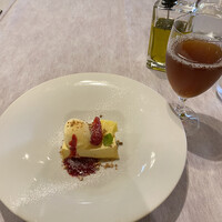 リストランテ エスト - バニラアイスとチーズケーキ、イチゴソースかけ