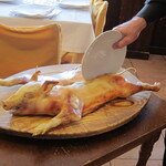 Restaurant El Bernardino - 料理写真:子豚を背割りします