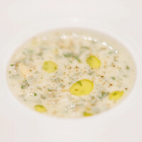 レザンファン ギャテ - ランチコース 6534円 のモンサンミッシェル産ムール貝とモロヘイヤ、ジャガイモのポタージュ