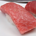 一鮨 - 天然本マグロ生、中トロ（おまかせにぎり）外国産、食べ比べしました。