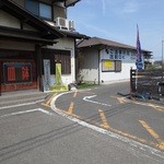 Sushiya Zushi - 駐車場への入り口