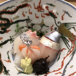 赤坂 菊乃井 - 昼懐石１２１００円（総額）。明石天然鯛、縞鰺。鯛は、歯ごたえが強すぎて、薄く造った方が好みです。縞鰺は大好物。とーっても美味しくいただきました（╹◡╹）（╹◡╹）