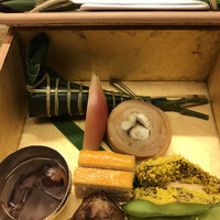 赤坂 菊乃井 - 昼懐石１２１００円（総額）。八寸。見た目鮮やかな八寸です(^｡^)。無難な味、という感じがしました。。。美味しかったですよ(^｡^)。穴子をかんぴょうで巻いた的穴子、とても美味しかったです（╹◡╹）