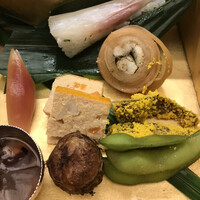 赤坂 菊乃井 - 昼懐石１２１００円（総額）。八寸。鯛の子落雁、油目新子南蛮漬けなど。奥のお寿司が、鯛粽寿司です。軽くしめてある鯛と、甘めの酢飯が馴染んで、とても美味しかったです（╹◡╹）