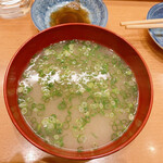 鮨 うみから - しめのお味噌汁。ホッとします