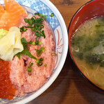 磯丸水産 - サーモン三色丼