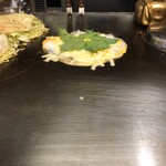 Okonomiyakiya Mattyo - 大葉はこのタイミングで入れていた