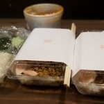 鳥茂 - 安い❗全部で2,000円❗ もつ煮込み、弁当２つ、お新香