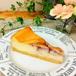 サンデーベイクショップ - 苺とラズベリーのバニラチーズケーキ  ベリーの甘酢っぽいアクセントが美味しい  チーズの濃厚さもちょうどよくまろやか