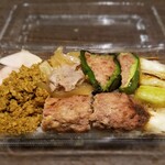 鳥茂 - 弁当　500円　ドライカレー、ピーマンの肉詰め、つくねなど