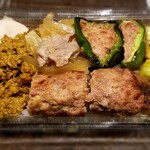 鳥茂 - 弁当　500円　ドライカレー、ピーマンの肉詰め、つくねなど