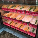 丸七肉店 - ショーケース