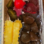 有限会社 九十九鶏本舗 - 九十九鶏弁当の定番の副菜(R2.5.1撮影)