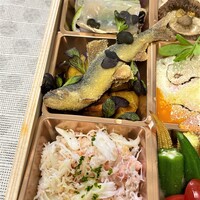 中土 - 手前：自家製リコッタチーズとカニの身　中：稚鮎フリット・インカの目覚めコンフィ　奥：エビとハーブのライスペーパー巻き