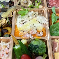 中土 - 手前：旬野菜とアンチョビクリームソース　中：イカのカルボナーラ・サマートリュフ　奥：ＧＶ鰆と根セロリのピュレ・白バルサミコカプセル