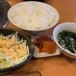 焼肉ざんまい - ご飯、ミニサラダ、キムチ、スープ