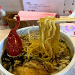 麺屋 海猫 - 黄色い中太縮れ麺